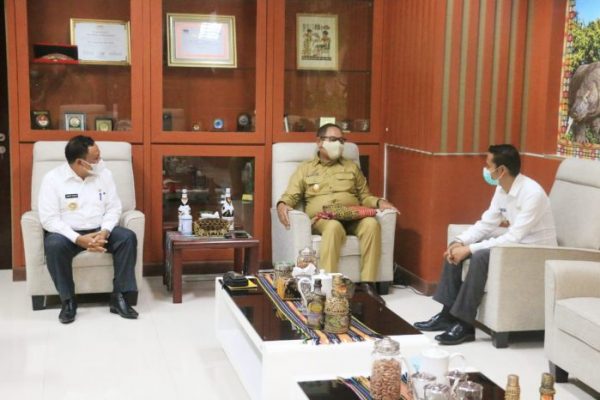 Wagub NTT Josef Nai Soi saat bersama bupati - wakil kabupaten Malaka, Simon Nahak dan Lucky Taolin. (ist)