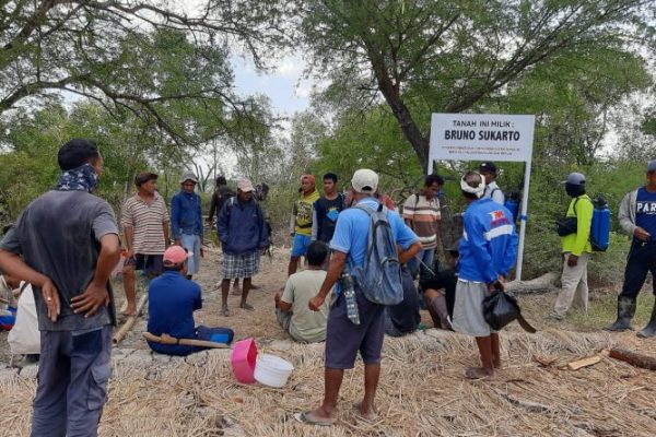 Para petani Airbauk Olifeo berkumpul di lokasi lahan milik mereka yang di serobot (yandry/kupangterkini.com)