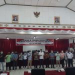 Forum Spontanitas warga saat foto bersama Ketua DPRD kota Kupang, usai menuntut penuntasan permasalahan internal dewan. (yandry/kupangterkini.com)