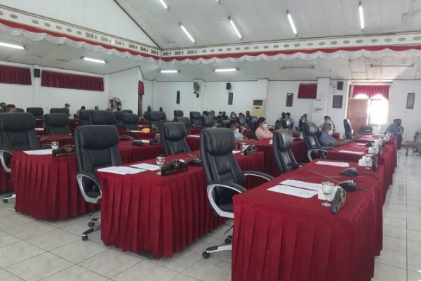 Terlihat ruang sidang Sasando tempat Forum spontanitas menyarakan aspirasi mereka lengang, hanya lima orang anggota dewan yang hadir (yandry/kupangterkini.com)