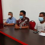 Ketua DPRD kota Kupang, Yeskiel Loudue, saat memberikan keterangan kepada media terkait isu SARA yang menyeretnya. (yandry/kupangterkini.com)