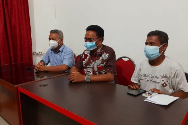 Ketua DPRD kota Kupang, Yeskiel Loudue, saat memberikan keterangan kepada media terkait isu SARA yang menyeretnya. (yandry/kupangterkini.com)