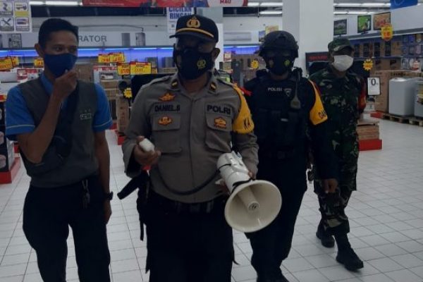 Tim gabungan Polri dan TNI saat memberikan himbauan kepada pengunjung Lippo Plaza untuk selalu mentaati prokes (yandry/kupangterkini.com)