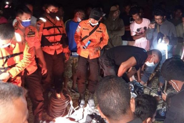 Tim Basarnas NTT saat bersiap melakukan proses pencarian bocah tenggelam. (yandry/kupangterkini.com)