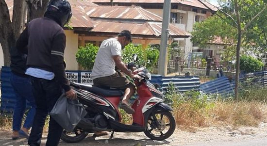 Motor milik korban kecelakaan tunggal saat di bawa ke tepi jalan oleh pengendara lain (yandry/kupangterkini.com)