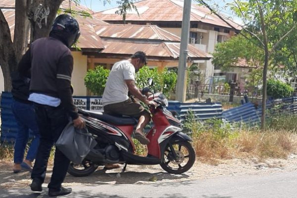 Motor milik korban kecelakaan tunggal saat di bawa ke tepi jalan oleh pengendara lain (yandry/kupangterkini.com)