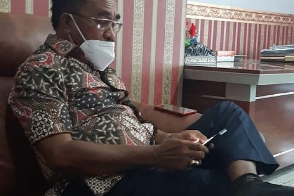 Ketua DPRD Yeskiel Loudue saat memberikan keterangan terkait mosi yang belum selesai hingga saat ini (yandry/kupangterkini.com)