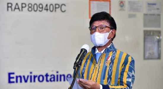 Menteri komunikasi dan informatika Johnny G Plate di Bandara Internasional Soekarno Hatta, saat menerima kedatangan vaksin covid-19. (ist)