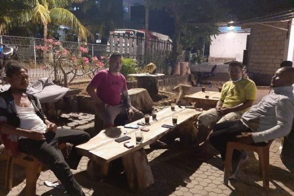 Jeftha Van Sooai, saat menerima perwakilan pengusung jenazah covid-19 kota Kupang di kediamannya (yandry/kupangterkini.com)