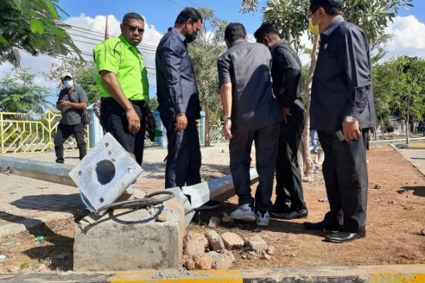 Pansus DPRD saat meninjau lokasi taman Tirosa di Jalan Frans Seda. Banyak tiang penyangga lampu penerang roboh. (yandry/kupangterkini.com)