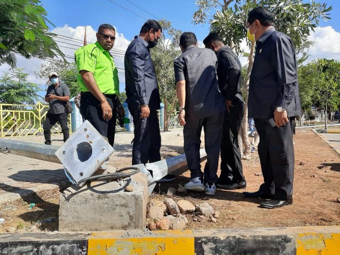 Pansus DPRD saat meninjau lokasi taman Tirosa di Jalan Frans Seda. Banyak tiang penyangga lampu penerang roboh. (yandry/kupangterkini.com)