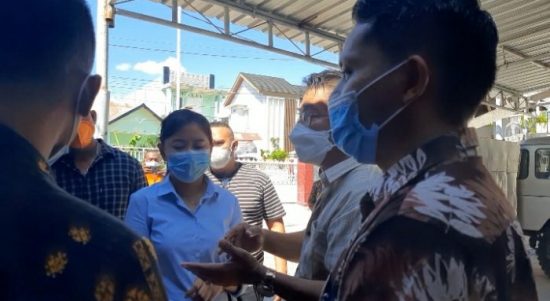 Tim pansus DPRD saat mendatangi rumah Sekda Kota Kupang yang diketahui menerima bantuan tandon air
