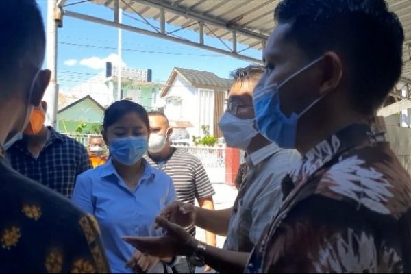 Tim pansus DPRD saat mendatangi rumah Sekda Kota Kupang yang diketahui menerima bantuan tandon air