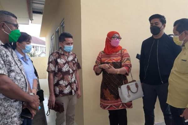 Kepala Dinas Kesehatan, drg Retnowati saat menjelaskan honor pengusung jenazah kepada rombongan tim pansus DPRD (yandry/kupangterkini.com)