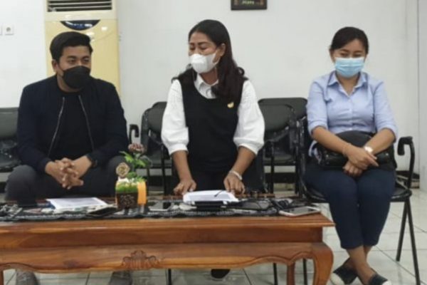 Theodora Ewalde Taek (tengah) bersama Richard Odja serta Diana Bire dalam jumpa pers dan daftar nama anggota dewan yang meminta tandon dan tersebar di medsos (ist)