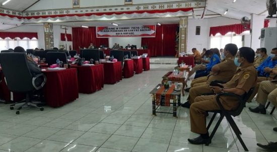 Suasana sidang paripurna yang masih membahas permasalahan tandon air (yandry/kupangterkini.com)