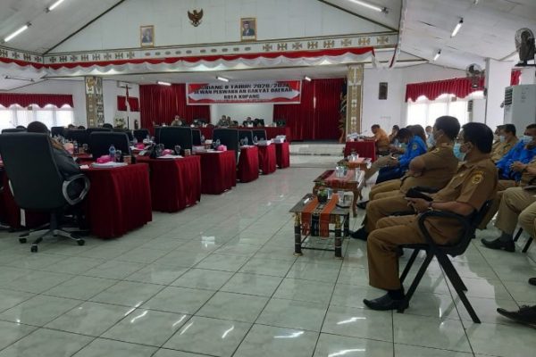 Suasana sidang paripurna yang masih membahas permasalahan tandon air (yandry/kupangterkini.com)