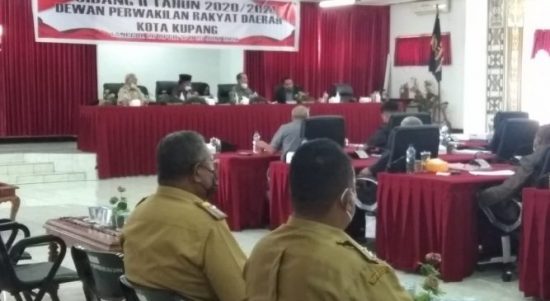 Pembacaan pandangan umum fraksi dalam sidang paripurna DPRD kota Kupang (yandry/kupangterkini.com)