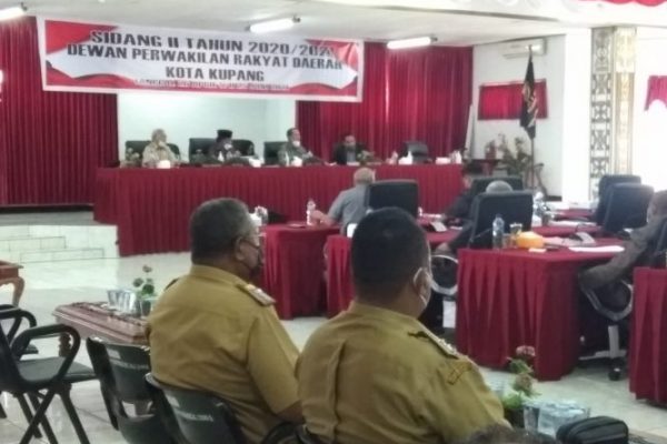 Pembacaan pandangan umum fraksi dalam sidang paripurna DPRD kota Kupang (yandry/kupangterkini.com)