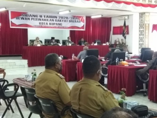 Pembacaan pandangan umum fraksi dalam sidang paripurna DPRD kota Kupang (yandry/kupangterkini.com)