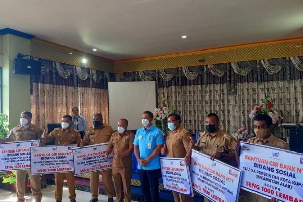 Dirut Bank NTT (kemeja biru) bersama enam camat penerima bantuan sosial (yandry/kupangterkini.com)