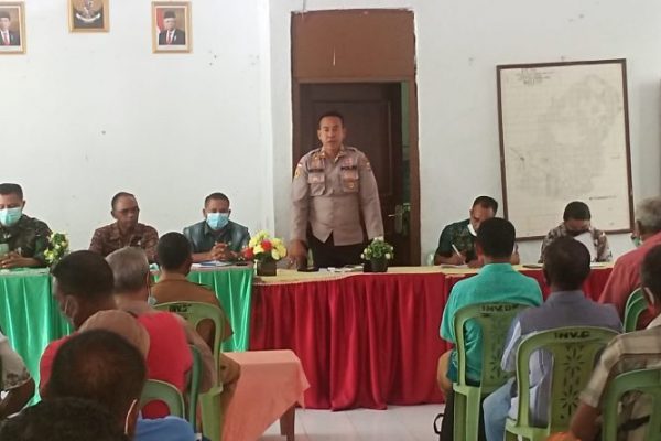 Kapolsek Kupang Timur, Iptu Victor Hari Saputra saat melakukan mediasi sengketa batas wilayah dua kecamatan (ist)