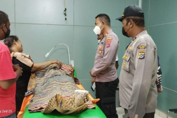 Kapolsek Kupang Timur, Iptu Victor Hari Saputra bersama keluarga korban di RSUD (ist)