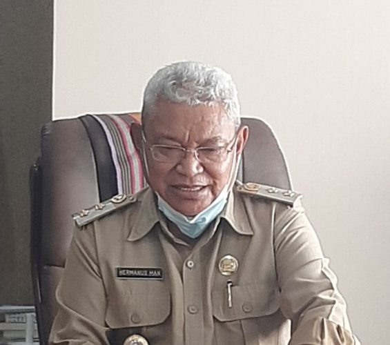 Wakil Walikota Kupang, Hermanus Man saat memberikan keterangan terkait penebalan PPKM kepada media (yandry/kupangterkini.com)