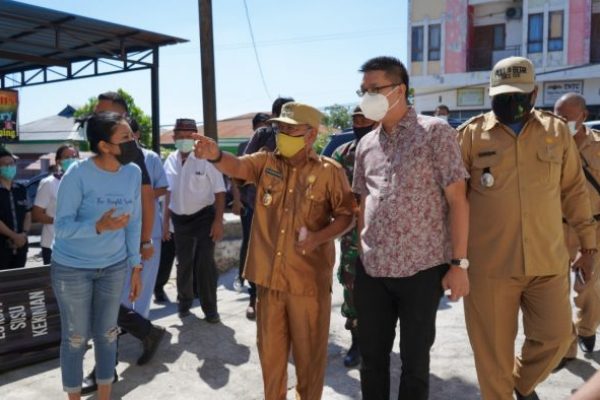 Hermanus Man, wakil walikota Kupang saat meninjau lokasi pasien positif. (ist)