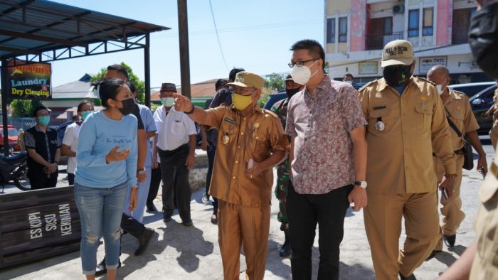 Hermanus Man, wakil walikota Kupang saat meninjau lokasi pasien positif. (ist)