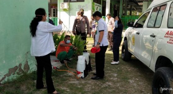 Proses Penyemprotan disinfektan yang dilaksanakan puskesmas Naibonat bersama polsek Kupang Timur. (ist)