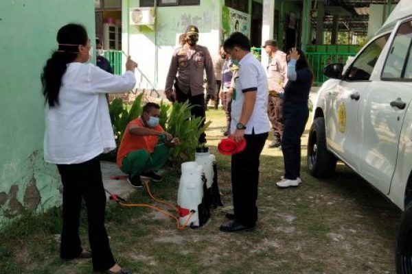 Proses Penyemprotan disinfektan yang dilaksanakan puskesmas Naibonat bersama polsek Kupang Timur. (ist)