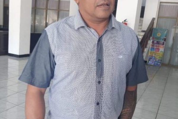Jeftha Van Sooai saat memberikan pernyataan terkait surat penegasan Walikota Kupang (yandry/kupangterkini.com)