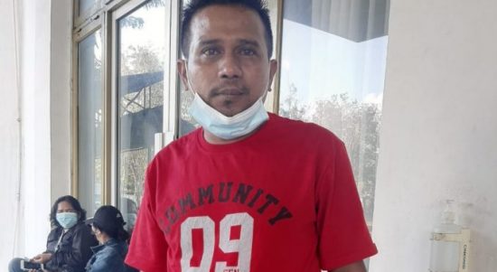 Benny Ropa saat ditemui di gedung DPRD kota Kupang, sudah bekerja honornya dibayar kurang. (yandry/kupangterkini.com)
