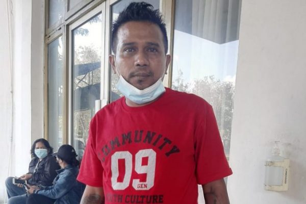 Benny Ropa saat ditemui di gedung DPRD kota Kupang, sudah bekerja honornya dibayar kurang. (yandry/kupangterkini.com)