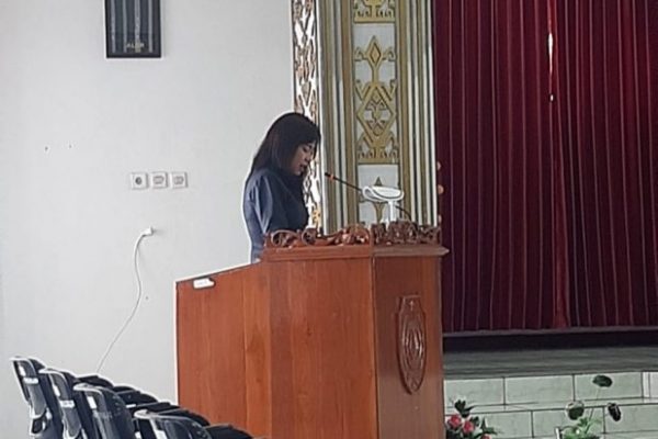 Diana Bire, anggota pansus DPRD saat membacakan laporan. (yandry/kupangterkini.com)