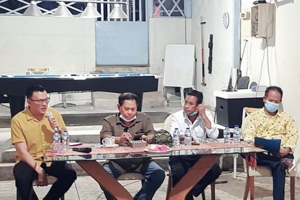 Marthen Konay (kanan) beserta kuasa hukumnya, Fransisco Bessi (kiri) dalam jumpa pers terkait tanah warisan Konay (yandry/kupangterkini.com)