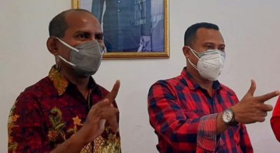 Simon Petrus Nilli (kanan) Pengurus DPD PDIP Provinsi NTT. (yandry/kupangterkini.com)