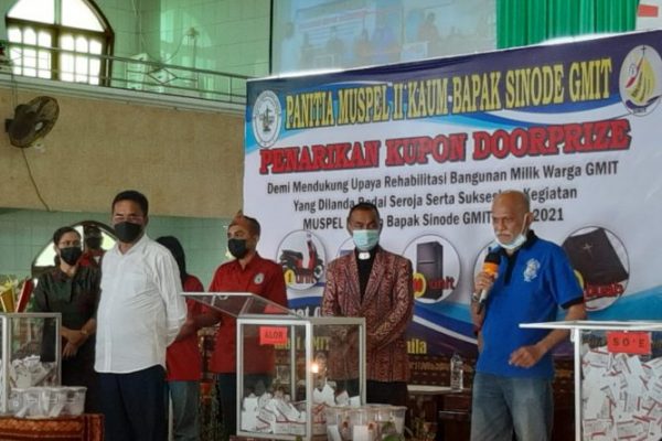 Roddialek Kollo (kanan) saat memberikan sambutan dalam kegiatan penarikan Doorprize di Gereja Bait El Nunhila. (yandry/kupangterkini.com)