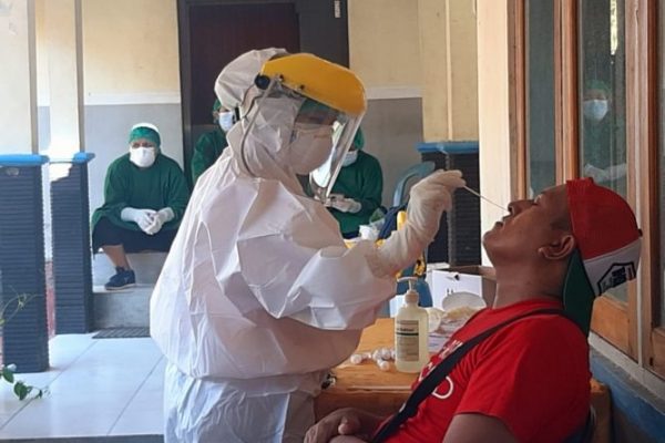 Salah seorang pegawai Camat Kota Raja, saat dites Swab PCR oleh petugas (yandry/kupangterkini.com)