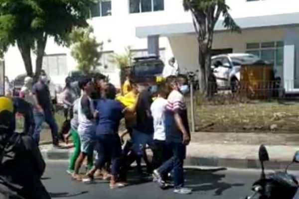 Warga saat mengambil paksa jenazah Covid - 19 dari rumah sakit Siloam (ist)