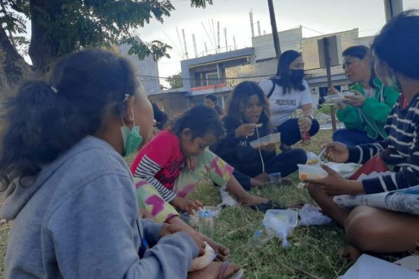 Theodora Ewalde Taek, saat makan bersama anak - anak yang menjual koran di jalan El Tari (yandry/kupangterkini.com)
