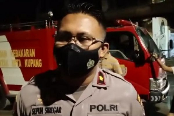 Kapolsek Kelapa Lima Kompol Sitepuh Siregar, dilokasi kebakaran (ist)