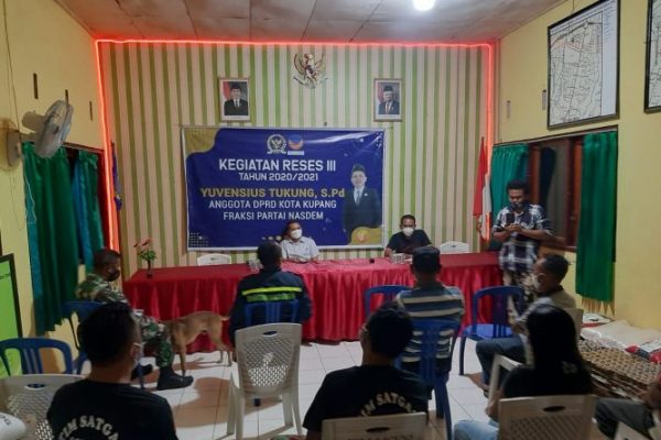 Yuvensius Tukung, saat menyerap keluhan warga TDM dalam kegiatan reses. (yandry/kupangterkini.com)