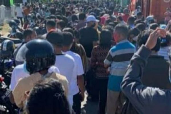 kerumunan warga yang terjadi saat mengantri untuk divaksin (ist)