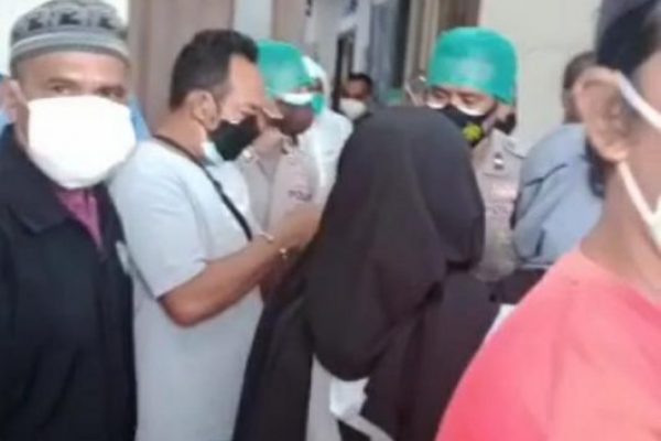 Pihak keluarga saat mendatangi rumah sakit Siloam (ist)
