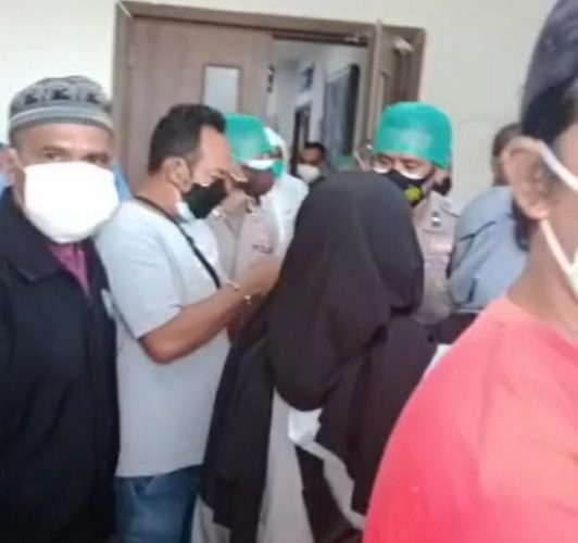 Pihak keluarga saat mendatangi rumah sakit Siloam (ist)