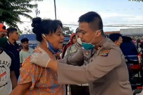 Kasat lantas Polres Kupang, Iptu Ilham Ade Putra saat menenangkan Ibunda almarhumah Ria Riani Feoh. (yandry/kupangterkini.com)