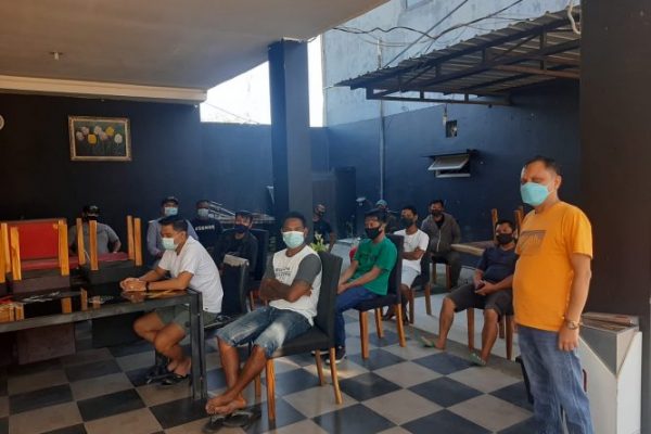 Effendi, GM Atmosphere club bersama beberapa karyawan yang dirumahkan (yandry/kupangterkini.com)