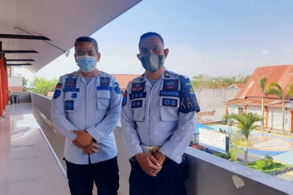 Kepala rutan kelas II B, Rizal Fuady bersama kepala pengamanan rutan, Roq Randy Halilintar Osingmahi. (yandry/kupangterkini.com)